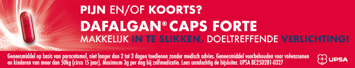 Rode banner voor Dafalgan Caps Forte. Links staat een rode capsule met lichteffect. Hoofdtekst luidt: "Pijn en/of koorts? Dafalgan Caps Forte – makkelijk in te slikken, doeltreffende verlichting!". Onderaan staat wettelijke tekst over paracetamol en gebruiksvoorwaarden. Rechts het UPSA-logo.