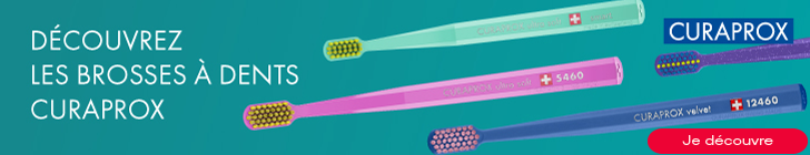 Banni&egrave;re turquoise avec en haut &agrave; gauche le texte &laquo; D&eacute;couvrez les brosses &agrave; dents Curaprox &raquo;. &Agrave; droite figure le logo &laquo; CURAPROX &raquo;. Trois brosses &agrave; dents color&eacute;es sont dispos&eacute;es en diagonale, avec manches rose, vert clair et bleu-violet et t&ecirc;tes multicolores.