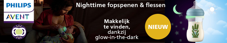 Donkere banner met links het logo Philips Avent en de tekst "Nighttime fopspenen & babyflessen". In het midden geeft een moeder een flesje aan haar baby in een nachtelijke setting. Rechts staat een Philips Avent-fles met lichtgevend motief en een badge "Nieuw". Onderaan staat "Ze lichten op in het donker om ze ’s nachts makkelijk terug te vinden".