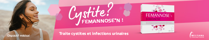 Bannière avec à gauche une femme au bord de la mer. Au centre figure le texte « Cystite ? FEMANNOSE® N ! » avec « Traite cystites et infections urinaires ». À droite une boîte « FEMANNOSE® D-MANNOSE » et un bouton rouge « Je découvre ». En bas à gauche « Dispositif médical » et à droite le logo « Melisana ».