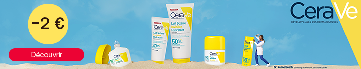 Fond bleu ciel avec une bande de sable au premier plan. Plusieurs produits solaires CeraVe sont présentés, dont « Lait Solaire Invisible Hydratant » SPF 30 et SPF 50+, un fluide SPF 50+, et un stick solaire SPF 50+. En haut à droite figurent le logo CeraVe et la mention « DÉVELOPPÉ AVEC DES DERMATOLOGUES ». À droite, une femme en blouse blanche tient un grand produit CeraVe.