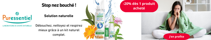 Puressentiel avec un kit respiratoire au centre, compos&eacute; d&rsquo;un spray et de gouttes, entour&eacute; de feuilles et fleurs. &Agrave; gauche, le texte indique Stop nez bouch&eacute; !, Solution naturelle et D&eacute;bouchez, nettoyez et respirez mieux gr&acirc;ce &agrave; un kit naturel complet.. En haut, un badge rouge affiche &laquo; -20% d&egrave;s 1 produit achet&eacute; &raquo;. &Agrave; droite, une femme assise sur un canap&eacute; se mouche sous une couverture verte.