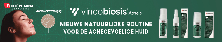 Donkergroene banner met links een vrouw met gesloten ogen en zichtbare huidoneffenheden. Bovenaan staan het logo "Forté Pharma Laboratoires" en "vincobiosis Acnéic". In het midden staat "Nieuwe natuurlijke routine tegen onzuivere huid" met een pictogram "Microbioomverzorging". Rechts staan meerdere Vincobiosis-producten in flacons en tubes. Linksonder een rode knop "Bestel nu".