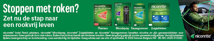 Groene banner met links de tekst "Stoppen met roken? Zet nu de stap naar een rookvrij leven". In het midden staan Nicorette-producten: pleisters "Invisi Patch 25 mg", mondspray, kauwgom en zuigtabletten. Rechts zit een man ontspannen achter het stuur van een auto. Onderaan een lange wettelijke tekst over nicotinegebruik en veiligheidsadvies, met het logo "nicorette".