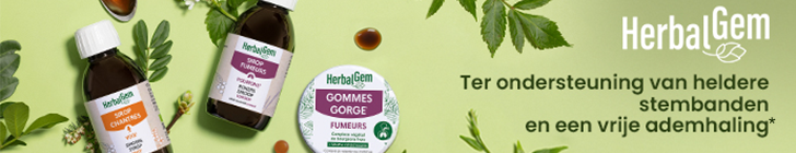 Advertentie voor HerbalGem met links 2 flesjes en een doos Herbalgem op een groene achtergrond met blaadjes. Rechts het logo van Herbalgem met daaronder de tekst: "Ter ondersteuning van heldere stembanden en een vrije ademhaling*". Onderaan een rode knop "bestel nu".