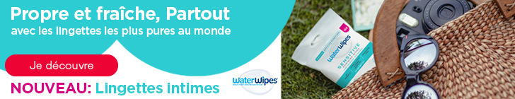 Banni&egrave;re en deux parties avec &agrave; gauche un encadr&eacute; turquoise indiquant &laquo; Propre et fra&icirc;che, partout avec les lingettes les plus pures au monde &raquo; et &laquo; NOUVEAU : Lingettes intimes &raquo; avec le logo &laquo; WaterWipes &raquo;. &Agrave; droite, un paquet &laquo; WaterWipes Sensitive &raquo; est pos&eacute; sur de l&rsquo;herbe &agrave; c&ocirc;t&eacute; d&rsquo;un sac en osier, de lunettes de soleil et d&rsquo;un appareil photo.