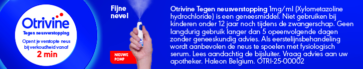 Banner voor Otrivine Tegen neusverstopping. Links een wit-blauwe cirkel met het logo en de tekst: “Opent je verstopte neus bij verkoudheid vanaf 2 min”. In het midden een hand die een neusspray gebruikt met fijne nevel. Daarnaast: “Fijne nevel” en “Nieuwe pomp” in een rood label. Rechts medische tekst.