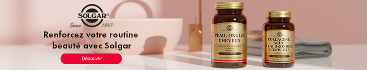 Banni&egrave;re beige avec le logo Solgar et la mention &laquo; Since 1947 &raquo;. Le texte indique &laquo; Renforcez votre routine beaut&eacute; avec Solgar &raquo;. Un bouton rouge affiche &laquo; D&eacute;couvrir &raquo;. &Agrave; droite, deux flacons Solgar sont pos&eacute;s sur un support en bois : &laquo; Peau, ongles, cheveux &raquo; et &laquo; Collag&egrave;ne acide hyaluronique complexe &raquo;. Un accessoire de brosse est visible en arri&egrave;re-plan.