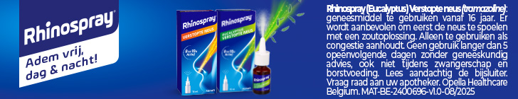Blauwe banner van het merk Rhinospray met de slogan &quot;Adem vrij, dag &amp; nacht!&quot;. Twee doosjes worden getoond, &eacute;&eacute;n &quot;Verstopte neus&quot; en &eacute;&eacute;n &quot;Eucalyptus Verstopte neus&quot;, naast een bruin sprayflesje. Rechts staat &quot;Tramazoline + 3 aroma&rsquo;s&quot; met opsomming &quot;Eucalyptol&quot;, &quot;Levomenthol&quot;, &quot;Kamfer&quot;. Groene blaadjes en lichtstraal komen uit de spray.