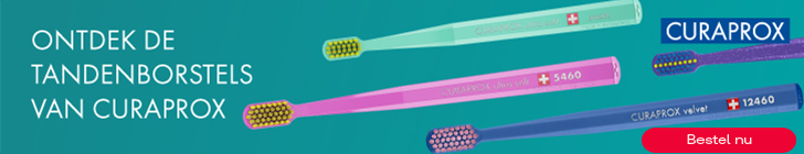 Turquoise banner met linksboven de tekst "Ontdek de tandenborstels van Curaprox". Rechtsboven staat het logo "CURAPROX". Drie kleurrijke tandenborstels liggen diagonaal naast elkaar, met roze, lichtgroene en blauw-paarse handvatten en veelkleurige borstelkoppen.