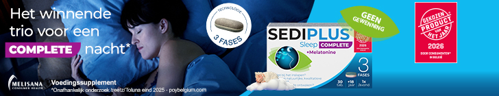 Advertentie voor Sediplus Sleep Complete met op de achtergrond een foto van een slapende vrouw. In het midden staat: "Het winnende trio voor een complete nacht*" met eronder een pil met daarrond "technologie - 3 fases". Rechts staat een doos met de vermelding "geen gewenning" en een tekening van een slapend schaap op een wolk. Rechts staat het label "gekozen product van het jaar 2026" en onderaan een rode knop "bestel nu".