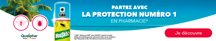 Bannière bleue avec plage en arrière-plan et à gauche un spray « Moustiko Tropical Spray ». En haut « Vacances en approche ? - Partez avec la protection numéro 1 en pharmacie* ». À droite sont trois sprays Moustiko (South Europe, North Europe, All Regions). En bas des pictogrammes moustique et tique, le logo Qualiphar et une mention de précaution. En bas à droite, un bouton rouge « Je découvre ».