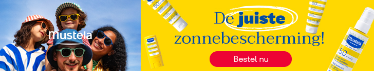 Banner met links een groep mensen, waaronder een man met een kind op zijn schouders en anderen met zonnebrillen, met het logo "mustela" over de foto. Rechts op een gele achtergrond staan meerdere zonneproducten van Mustela en de tekst "De juiste zonbescherming!" met een rode knop "Bestel nu".