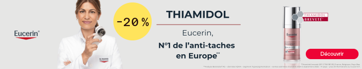 Une femme en blouse blanche tient un applicateur pr&egrave;s de son visage sur fond gris. &Agrave; gauche figure le logo Eucerin. Au centre, le texte &laquo; THIAMIDOL &raquo; puis &laquo; Eucerin, N&deg;1 de l&rsquo;anti-taches en Europe** &raquo;. &Agrave; droite, un flacon de soin avec la mention &laquo; THIAMIDOL BREVET&Eacute; &raquo;.