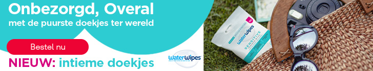 Banner in twee delen met links een turkoois vlak met de tekst "Onbezorgd, overal met de puurste doekjes ter wereld" en "NIEUW: Intieme doekjes" naast het logo "WaterWipes". Rechts ligt een verpakking "WaterWipes Sensitive" op gras naast een gevlochten tas, zonnebril en camera.